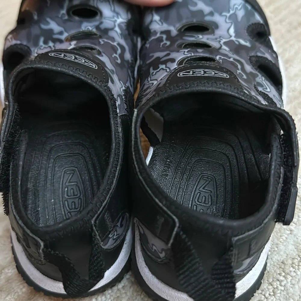 KEEN Stingray Water Shoes for Kids Black Camo Size 12
